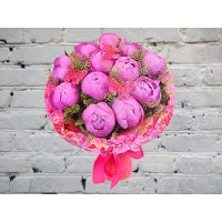 Букет малиновых пионов и декора с бабочками
