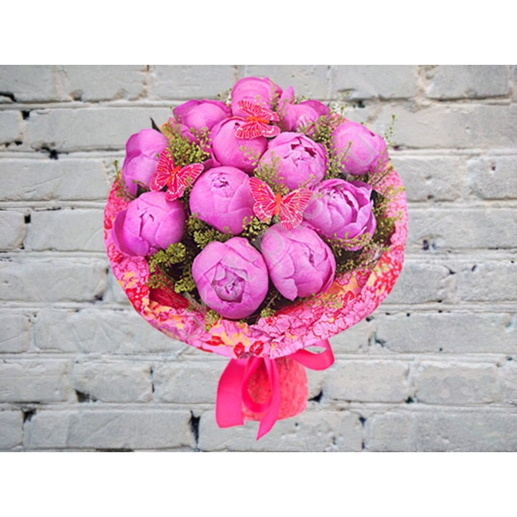 Букет малиновых пионов и декора с бабочками
