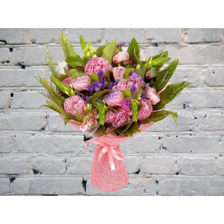 Букет с розовыми пионами и статицей
