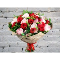 Букет из Розовых Пионов и Красных Роз
