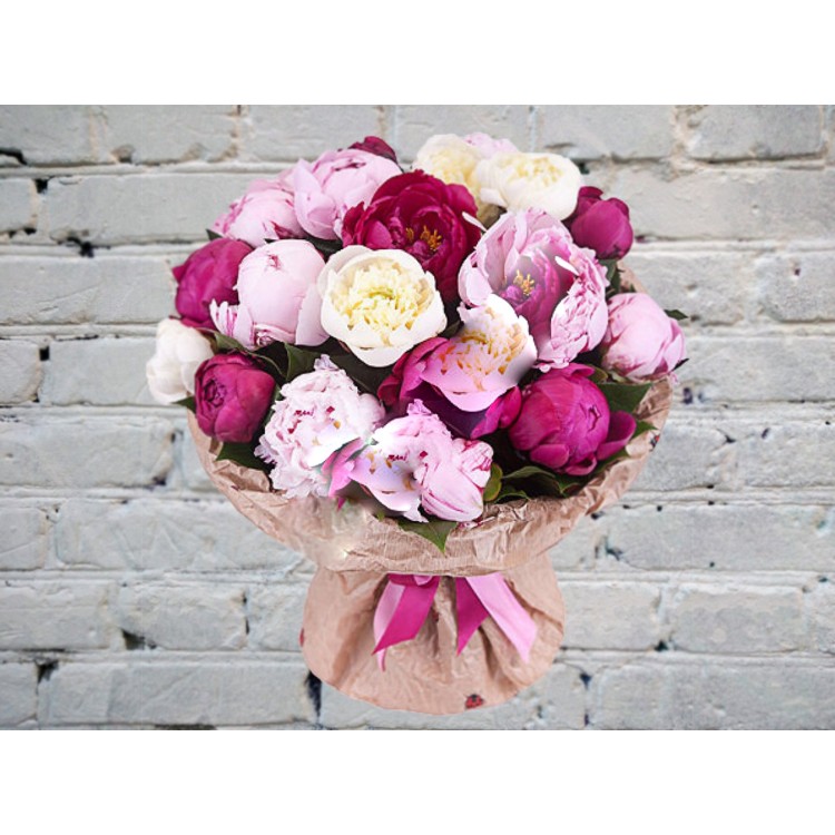 Букет из разноцветных пионов
