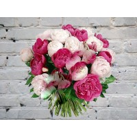 Букет из белых и розовых пионов
