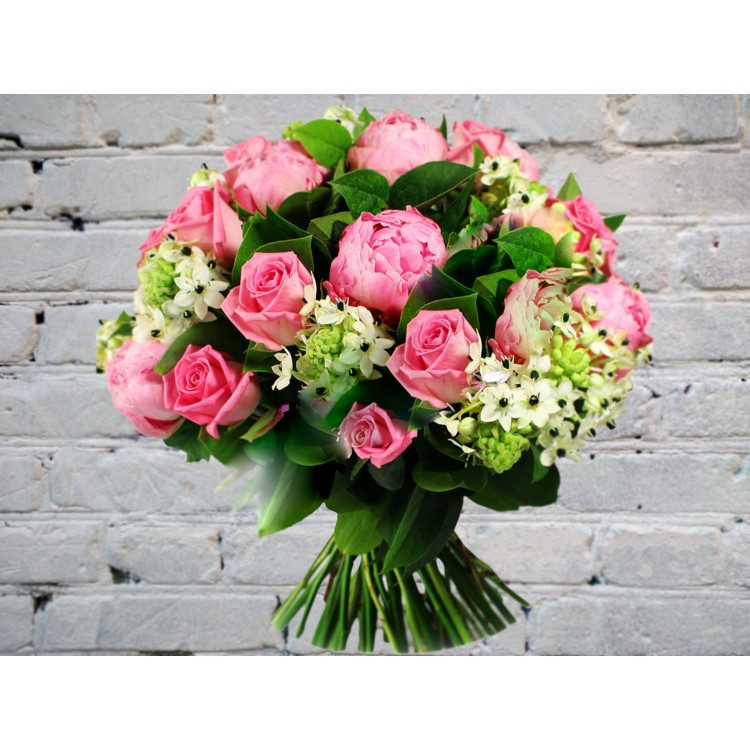 Букет из Пионов, Розовых роз и Зелени
