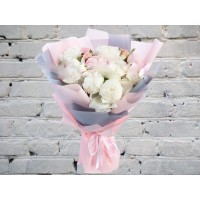 Букет из Белых и Розовых Пионов в Красивой Упаковке
