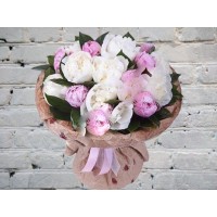 Букет из белых и розовых пионов в Крафте
