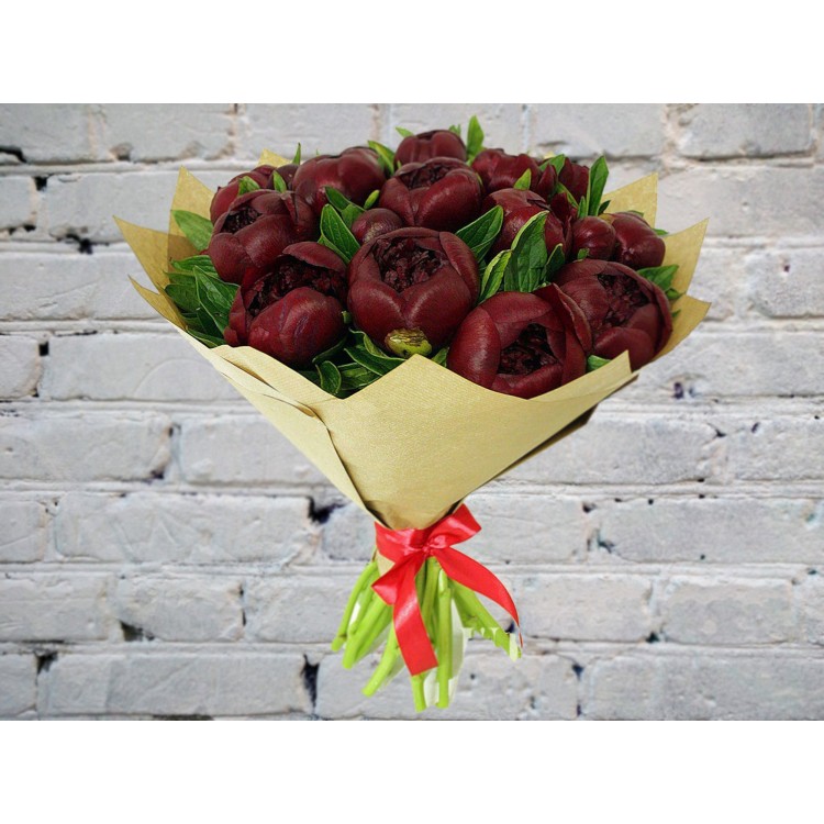 Букет из 15 Пионов Бордо в Крафте
