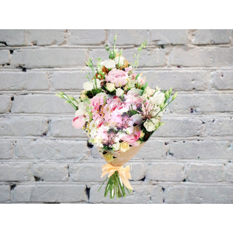 Букет с Пионами и Лизиантусом
