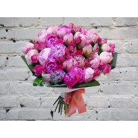 Букет из розовых, красных пионов и роз

