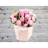 Букет розовых пионов в коробке
