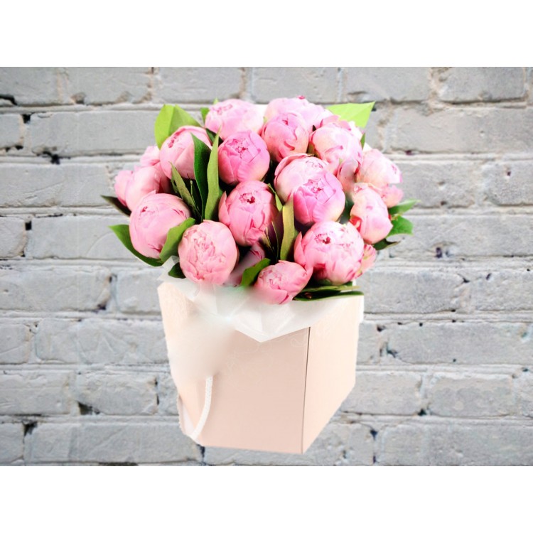 Букет розовых пионов в коробке
