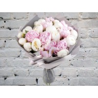Букет из белых и розовых пионов в Серой Матовой Пленке
