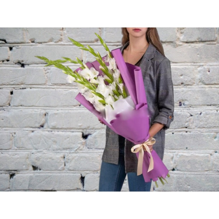 Букет Белых Гладиолусов в Матовой упаковке
