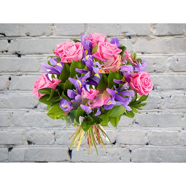 Букет с синими ирисами и розой
