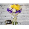Букет с Ирисами, Белыми Розами и Желтой Хризантемой
