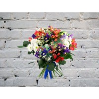 Букет из альстромерий, ирисов и хризантемы

