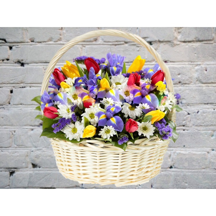 Корзинка с Ирисами и Весенними Тюльпанами
