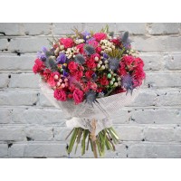 Букет с Яркими Кустовыми Розами, Эрингиумом и Брунией
