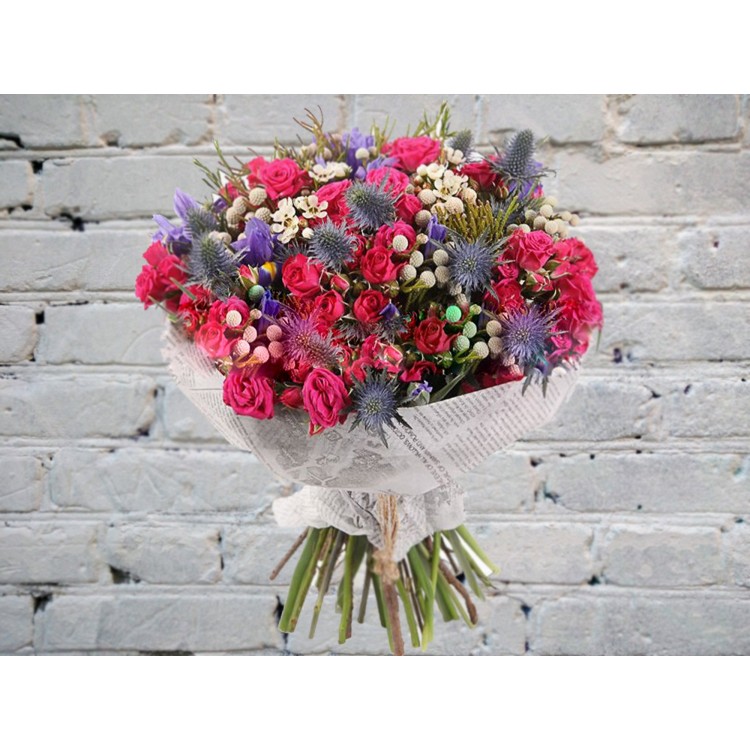 Букет с Яркими Кустовыми Розами, Эрингиумом и Брунией
