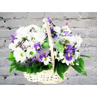 Корзина с Белой Хризантемой и Ирисами
