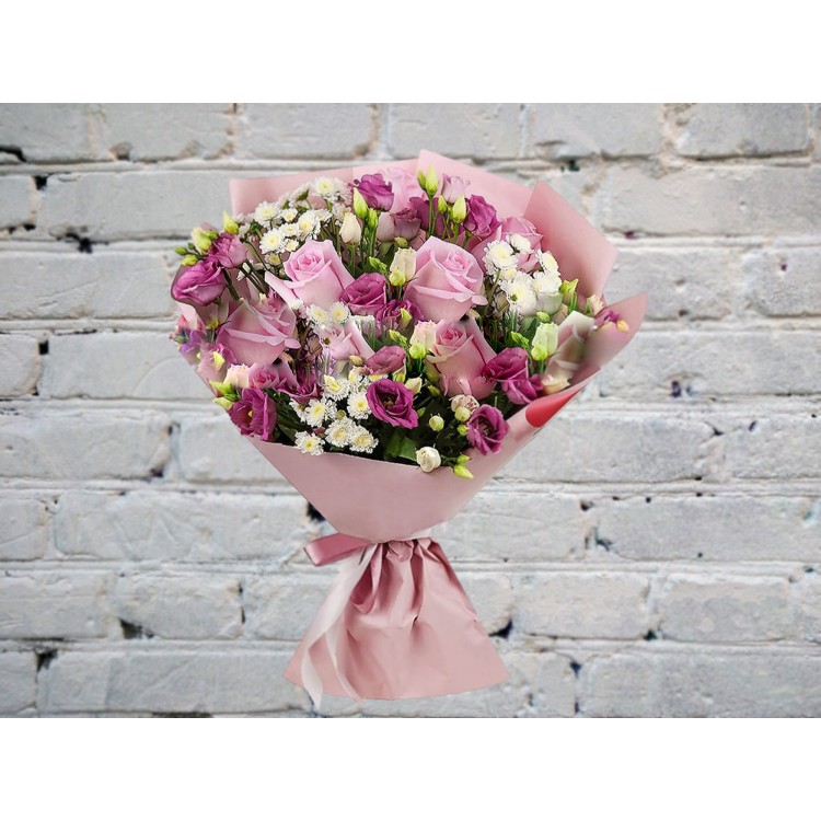 Букет с Лизиантусами и Розовыми Розами в Матовой Упаковке
