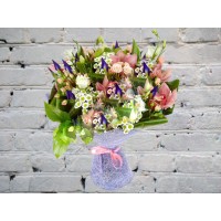 Bouquet of lisianthus, roses and chrysanthemums
