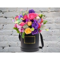 Шляпная коробка с Розами и Фиолетовым Лизиантусом
