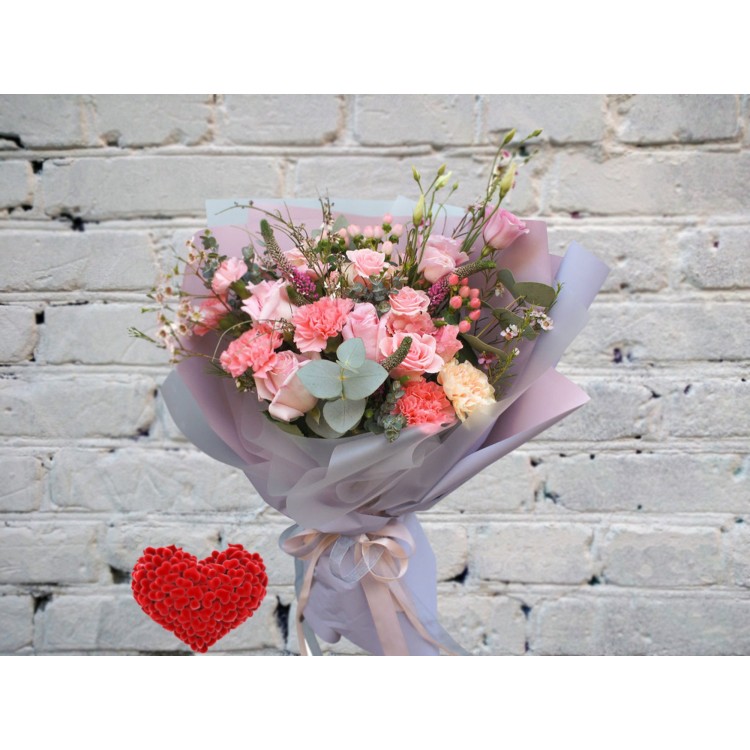 Букет Розовых Роз с Ваксфлауэром
