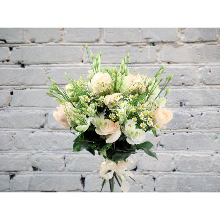 Букет из Пионовидных Роз и Матрикарии
