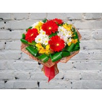 Букет с герберой и желтой альстромерией
