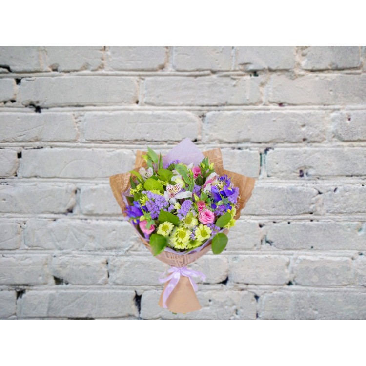 Букет с альстромерией и хризантемой
