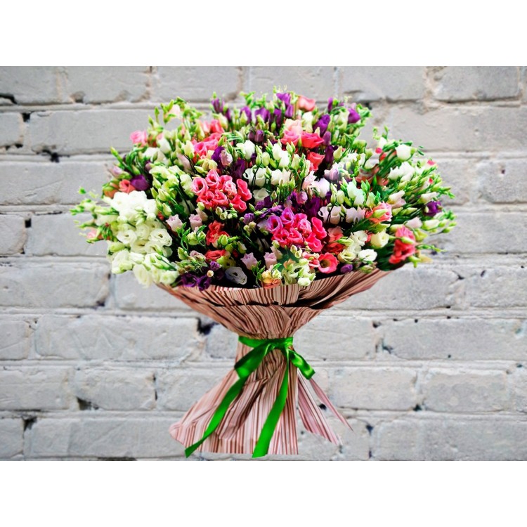 Букет из Разноцветных Лизиантусов в Крафте
