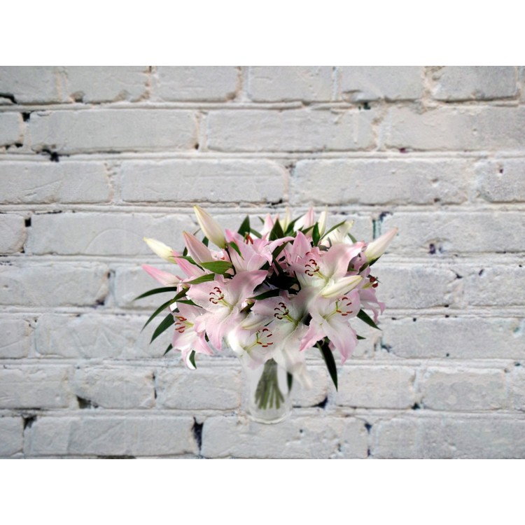 Букет из бело-розовой лилии
