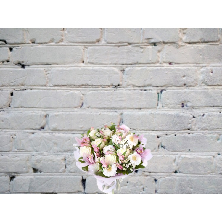 Букет с розами белыми и герберой
