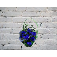 Букет с васильками в корзине
