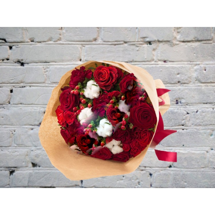 Букет из кустовых роз красных и хлопка
