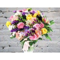 Букет из Розовых Роз и Белой Альстромерии
