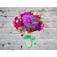 Букет с красного гиперикума и кустовой розы
