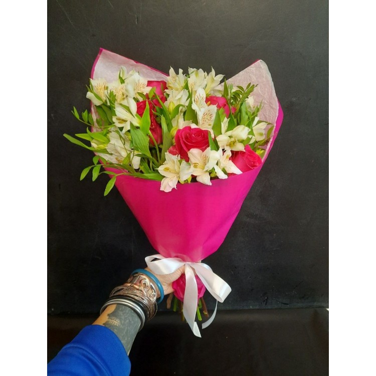 Букет малиновые розы с альстромерией