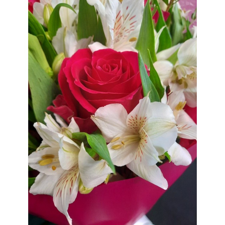 Букет малиновые розы с альстромерией