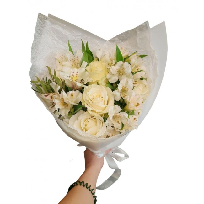 Bouquet of white roses with alstroemeria