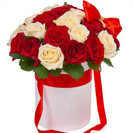 Шляпная коробка красных и белых роз