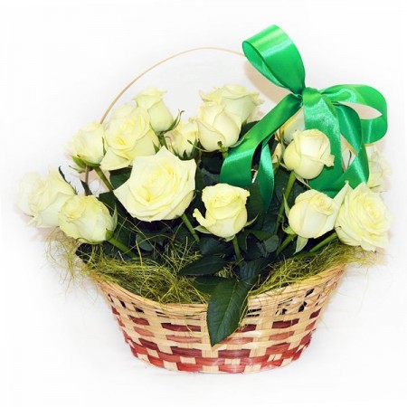 Купить корзину белых роз с доставкой по СПб