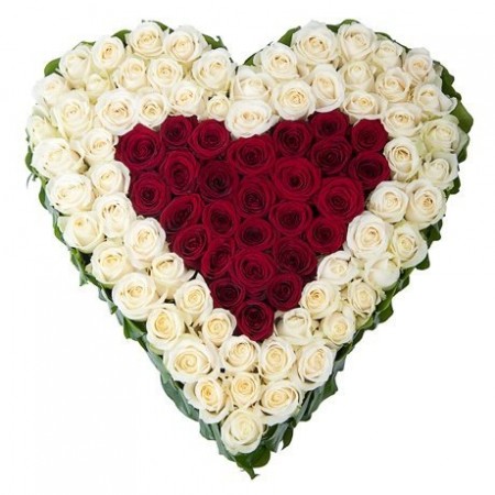 Сердце из роз белых и красных