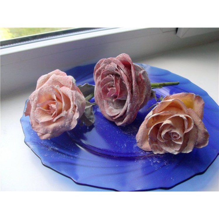 Features of candied flowers