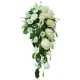 Струящийся букет невесты из белых роз и эустомы